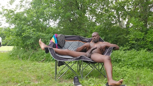 Sir Maxximus ormanda büyük siyah yarağını okşuyor