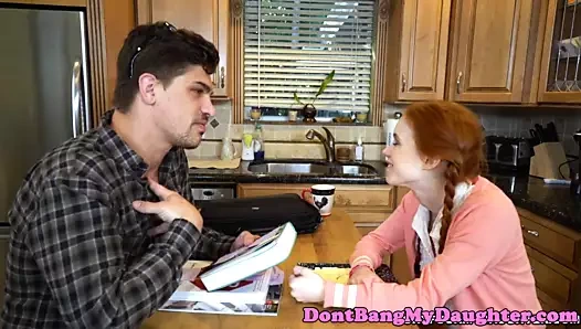 Minyon genç zıplayan üzerinde sert horoz üzerinde the yatak