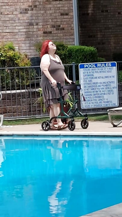 Yaz geldi! Havuza ilk ziyaretin zamanı seksi büyük hemşire vicki tarzı!