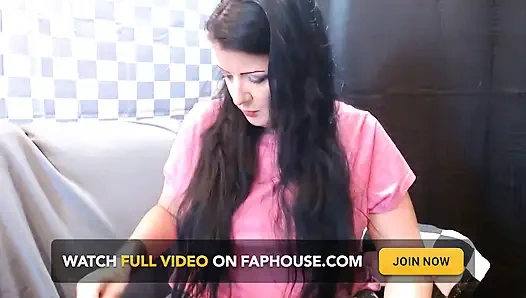 Orta yaşlı seksi kadın esniyor