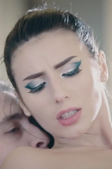 Nelly Kent seksi harika kadın olarak giyiniyor