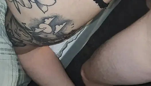 Seksi sürtük pompalanmayı ve genişletilmeyi seviyor