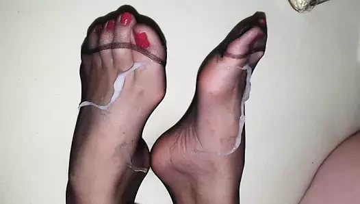 Cum üzerinde seksi naylon kırmızı ayak tırnakları