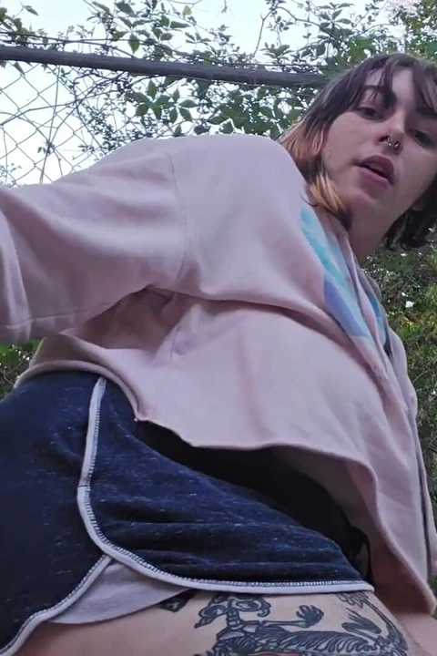 Sigara içiyor ve komşularımı azdırıyor