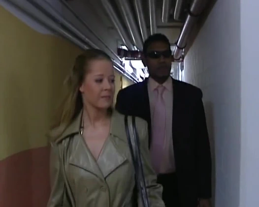 İnce Alman kızlar ateşli iki kadın bir erkek üçlü grup seksten sonra sperm paylaşıyor