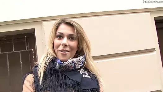 Büyük memeli bebek gibi kız kendisiyle oynuyor ve ırklararası grup seks yapıyor