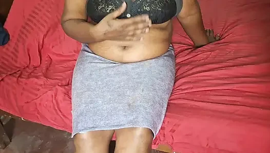 Asyalı orta yaşlı seksi kadın ev yapımı gerçek video