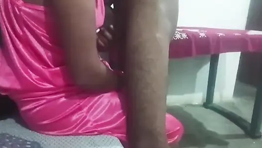 Amatör Hintli orta yaşlı seksi kadın otel odasında erkek arkadaşıyla canavar yarak seksinin tadını çıkarıyor