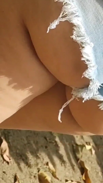 Sokakta şortla gösteriş yapan çekici kız | Klip 3