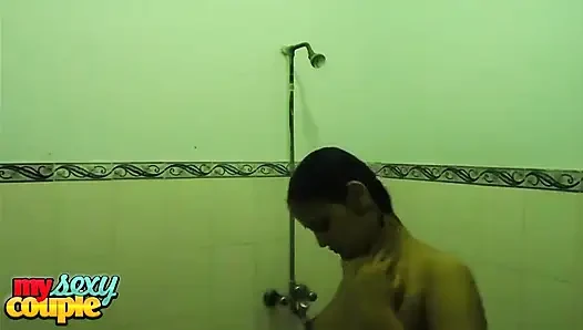 Hintli evli kadın seks yaptıktan sonra duş alıyor