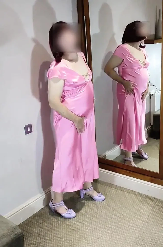 Muhteşem pembe saten top elbiseli seksi travesti