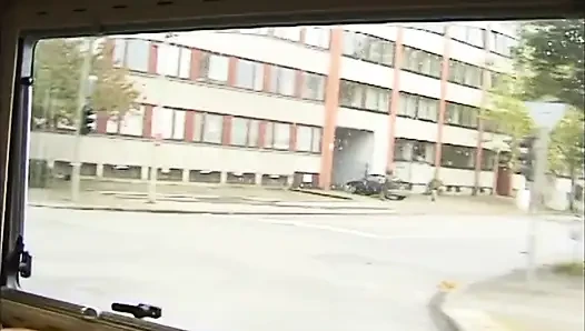 Güzel sarışın piliç iki serseriyi memnun ediyor