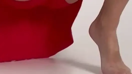 Yoga kırmızı etekle alay ediyor