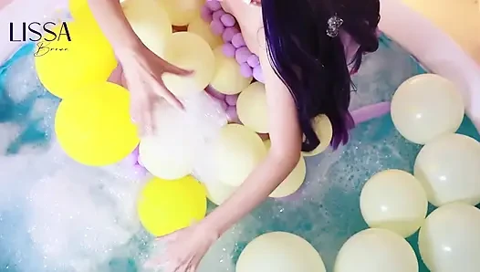 Bol balon ve burlesque pop ballo ile şişme havuz
