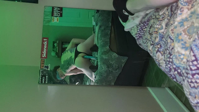 Büyük mavi dildoya biniyor