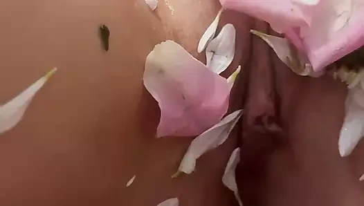 Maya Rose ile gül banyosu köpük fetişi