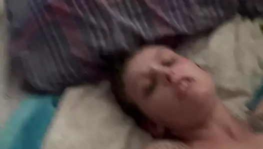 Sıska evli kadın kocasının büyük yarağını alıyor