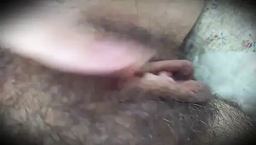 Bir köylü kız kıllı amcığını güzel müziğe güzelce çekiyor