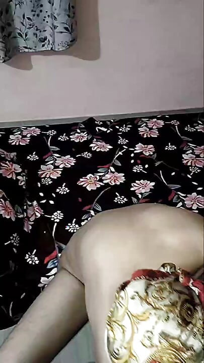 Bandana giyen yenge fışkırtıyor.