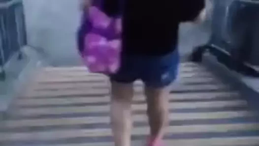 Asyalı orta yaşlı seksi kadınlar merdivenlerden iniyor