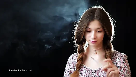 Seksi Rus kız sigara içiyor yavaş azdırıyor