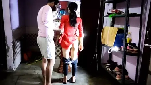 Ben misafirimi aynanın önünde doggystyle ile beceriyorum - desi hintli kız