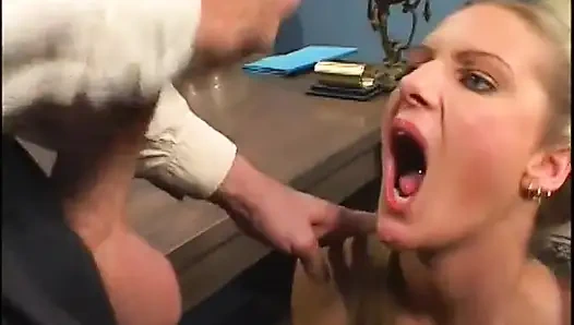 Sarışın kaltak külotunu oynatıyor