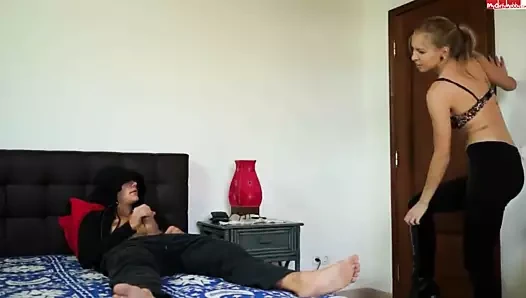 Stiefbruder beim wichsen erwischt und durchgefickt