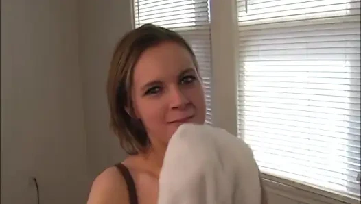 Çaresiz amatörler Bree ve Tatiana büyük sert yarak emiyor ve yüzlerini ateşli dölle kaplıyor