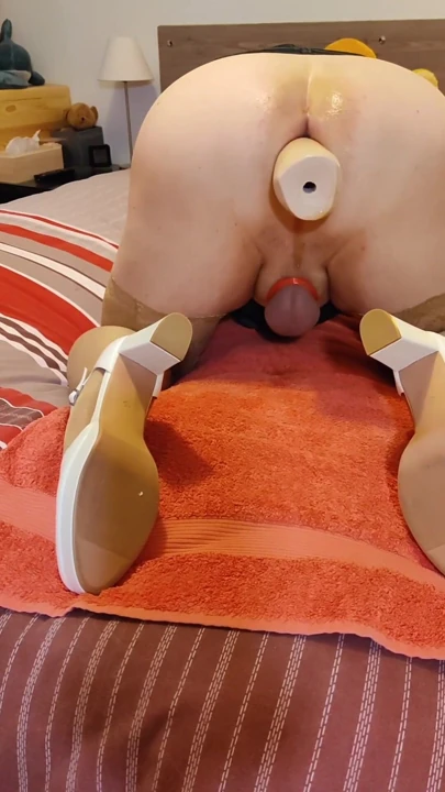 Dildo yumrukla anal sökme | Klip 1