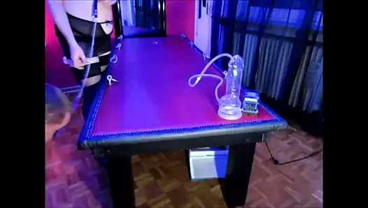 Slavedog sürtük penis pompası alır