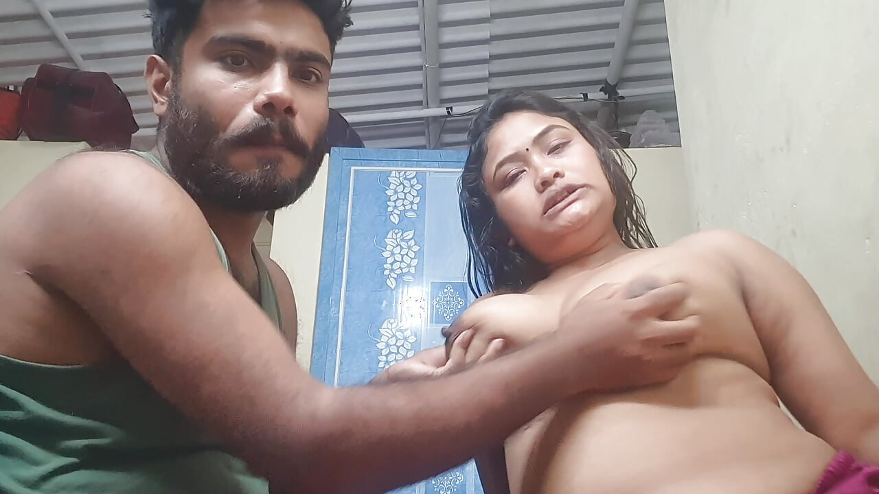 Ateşli yenge devar ile masaj istiyor ve devar onu sikiyor ve tatmin olmuş yenge, tam Hintçe viral video