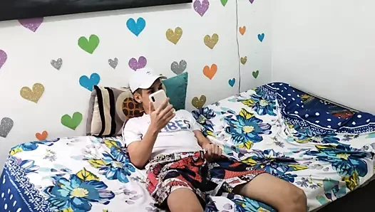 Üvey erkek kardeşim beni sikip yüzüme boşalmak için havuza kadar bana eşlik etmek istemedi