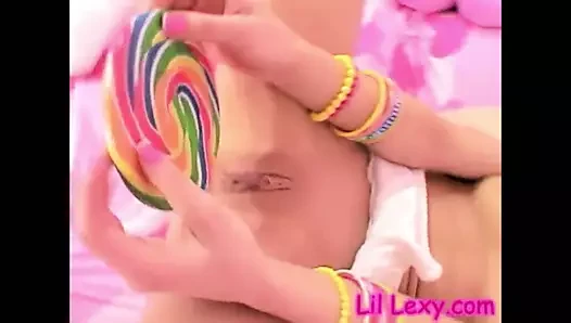 Lil Lexy lolipopla tek başına mastürbasyon yapıyor