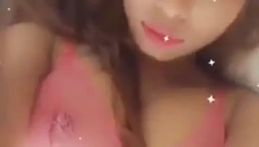 Anam khan harika göğüslerini gösteriyor