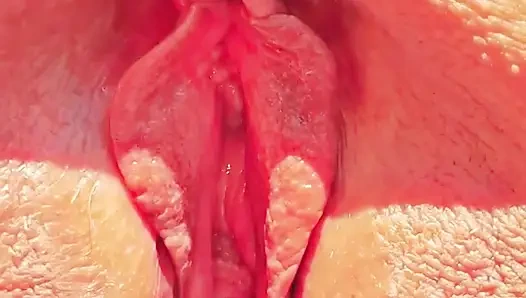 Azgın olgun süper yakın çekim geniş açık amcığını gösteriyor.