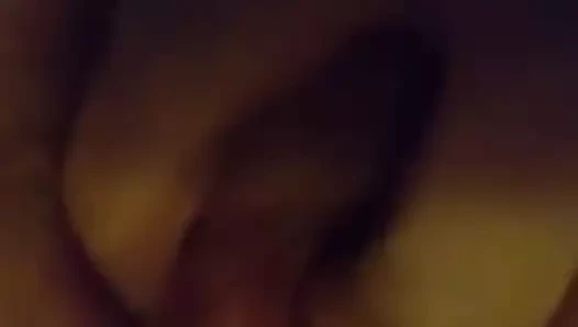 Şişman sürtük parmaklıyor