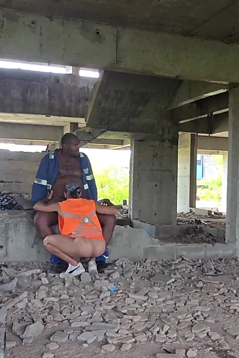 Bir inşaat işçisine verdim