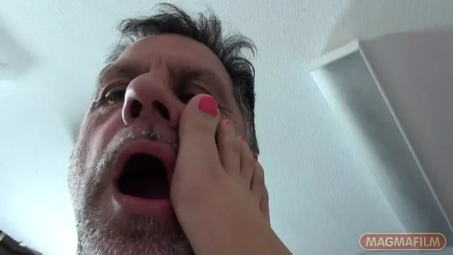 Филиппа навещает очень симпатичная медсестра для секса с сюрпризом (Br)