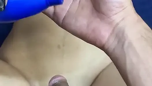 Üvey erkek kardeş duş alırken banyoda üvey kız kardeşiyle seks yapıyor