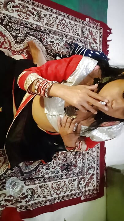 Hintli seksi kız ön sevişmeyle seksin tadını çıkarıyor