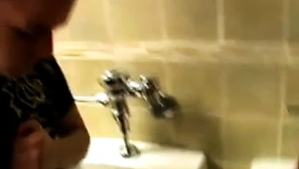 genç twink pissing önce tuvalet mastürbasyon