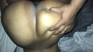 Ev kızlarıma arkadan görüntü veriyorum, o büyük bir kıçı var