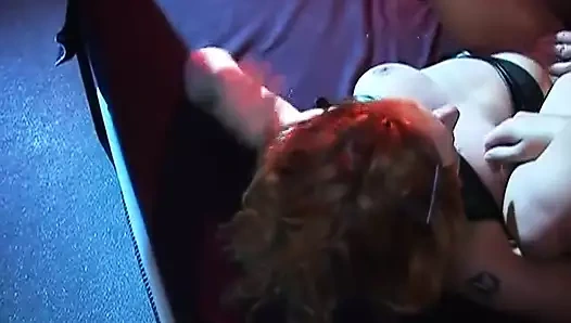 Harika Alman sürtük ateşli bir bdsm üçlü sekste sikiliyor