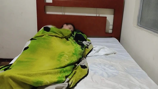 Üvey annem hasta olup olmadığımı görmek için odama geliyor ve bana yanlış hapı veriyor. Üvey oğlunun ereksiyonu oluyor ve sonunda onu beceriyor.