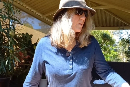 Üstte ve pantolonlu azgın West Aussie açık havada çömeliyor ve genişletiyor