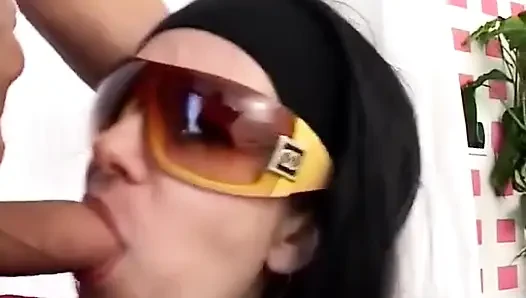 Italian amateur girl with sunglasses filmed while she gets fucked