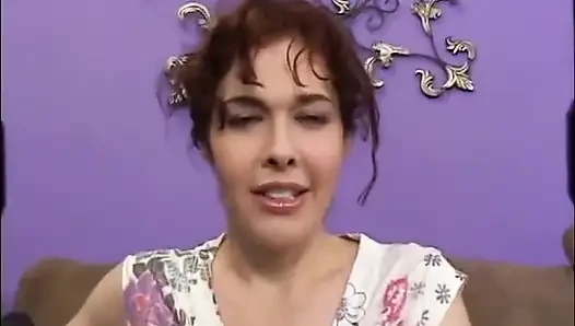 Seksi orta yaşlı seksi kadın tatlı amına yarak alıyor ve tadını çıkarıyor