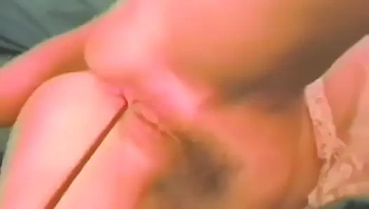 Küçük memeli sarışın birkaç dildoyla mastürbasyon yapıyor