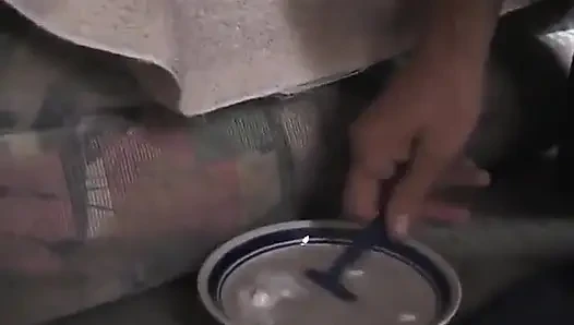 Azgın nine tıraş ettikten sonra büyük yaraklı kel bir adam tarafından sert sikiliyor
